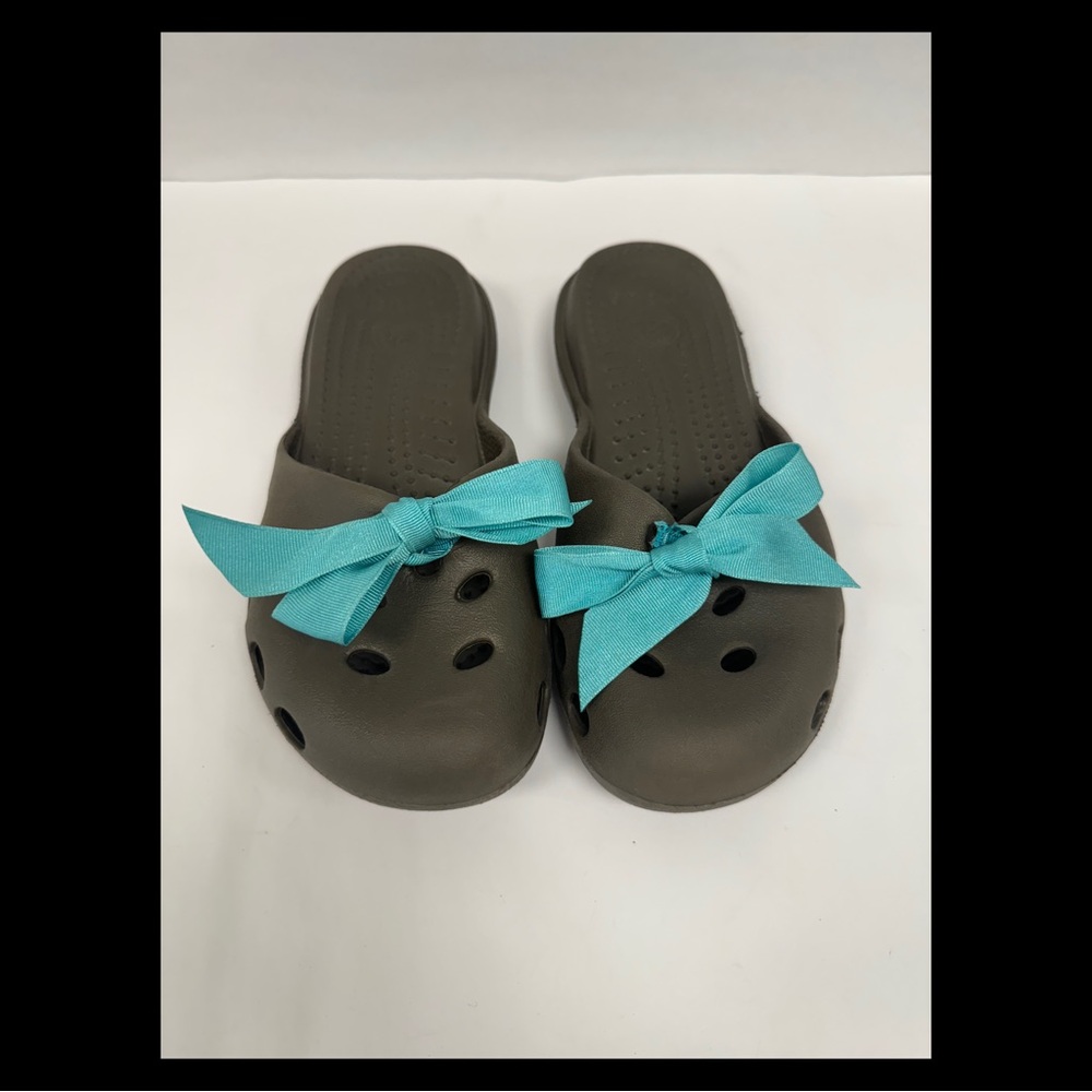 Crocs AUDREY HALLMARK Size 7 Brown Sandals Blue‎ Ribbon Bow Mules Loafers Shoes